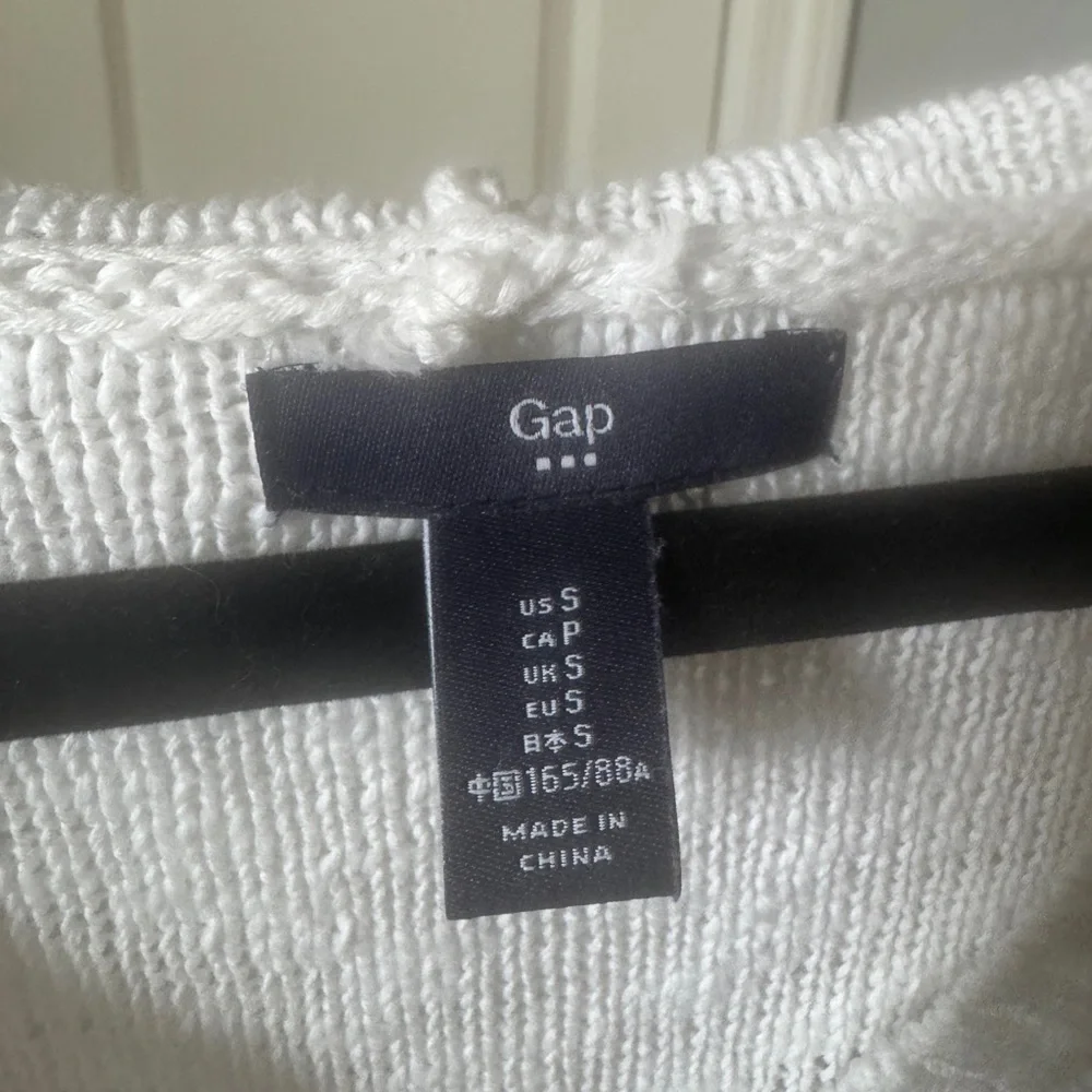 GAP white hooded sweater size small